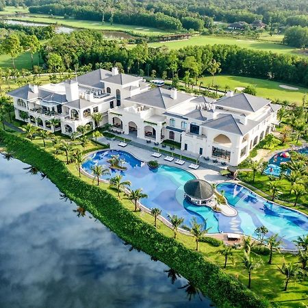 Hotel Vinpearl Wonderworld Phu Quoc Exterior foto The clubhouse at the Royal Hills Golf Resort and Spa