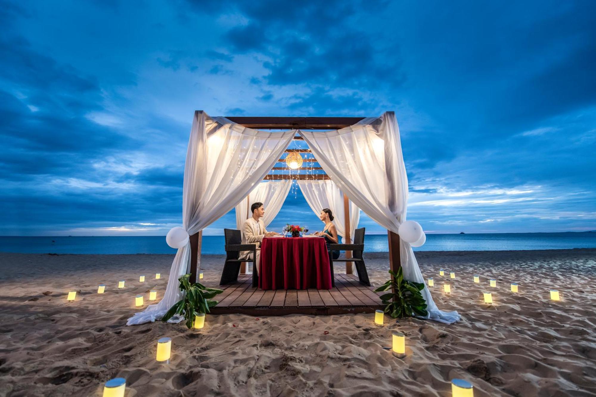 Hotel Vinpearl Wonderworld Phu Quoc Exterior foto A couple dining at a beach resort in Pattaya, Thailand